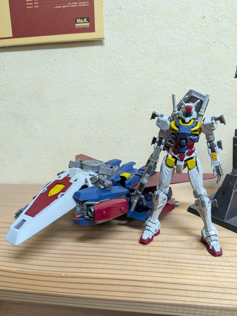 塗装後０２ガンダムを入れなくてもGアーマーはできますが、空洞でガンダム用に調整したので他の機体と互換性がないので、白いガンダムか赤いガンダムを改造して組み込んで、０２ガンダムと並べたいです。ジークアクス系のキットは細かいパーツが多く塗る時になくさないか心配で気を張りました。完成後の組み立てで落としてしまって頭部アンテナが折れてしまい紛失、折れたアンテナを別の色に塗装しました。