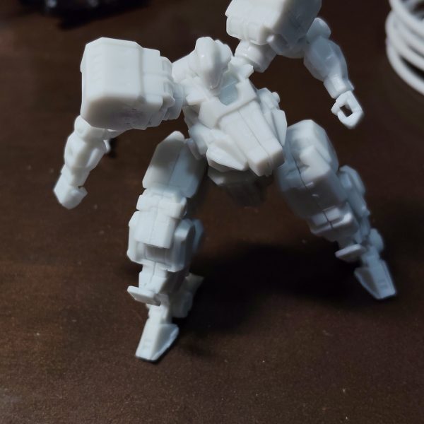 ちゃんと作ろうとしたら手間暇かかりそうだけど、かっこいい。このデザインラインを、どうやってガンダムの宇宙世紀の世界線にねじ込むかは、頭の体操です…。後のサナリィのメンバーになる人たちが試作した、極限まで小型化に挑んだモビルスーツの試作版とかにするか？はたまたAozあたりの時代の試作機としてねじ込むか。直前の多いデザインは藤岡建機さんのテイストとも親和性ありそうでしょうか。（4枚目）