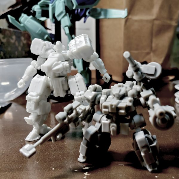 ちゃんと作ろうとしたら手間暇かかりそうだけど、かっこいい。このデザインラインを、どうやってガンダムの宇宙世紀の世界線にねじ込むかは、頭の体操です…。後のサナリィのメンバーになる人たちが試作した、極限まで小型化に挑んだモビルスーツの試作版とかにするか？はたまたAozあたりの時代の試作機としてねじ込むか。直前の多いデザインは藤岡建機さんのテイストとも親和性ありそうでしょうか。（6枚目）