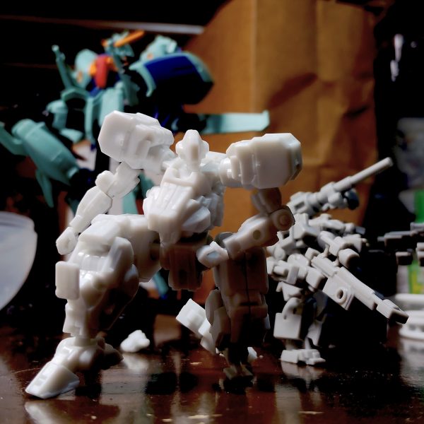 ちゃんと作ろうとしたら手間暇かかりそうだけど、かっこいい。このデザインラインを、どうやってガンダムの宇宙世紀の世界線にねじ込むかは、頭の体操です…。後のサナリィのメンバーになる人たちが試作した、極限まで小型化に挑んだモビルスーツの試作版とかにするか？はたまたAozあたりの時代の試作機としてねじ込むか。直前の多いデザインは藤岡建機さんのテイストとも親和性ありそうでしょうか。（5枚目）