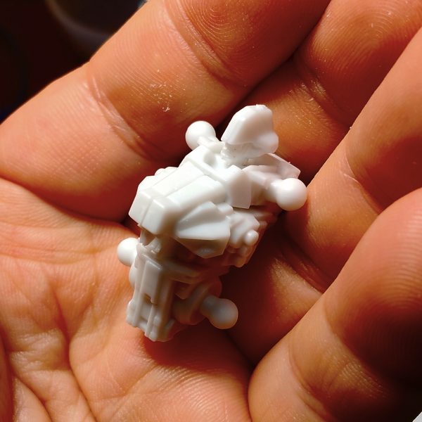 ちゃんと作ろうとしたら手間暇かかりそうだけど、かっこいい。このデザインラインを、どうやってガンダムの宇宙世紀の世界線にねじ込むかは、頭の体操です…。後のサナリィのメンバーになる人たちが試作した、極限まで小型化に挑んだモビルスーツの試作版とかにするか？はたまたAozあたりの時代の試作機としてねじ込むか。直前の多いデザインは藤岡建機さんのテイストとも親和性ありそうでしょうか。（2枚目）