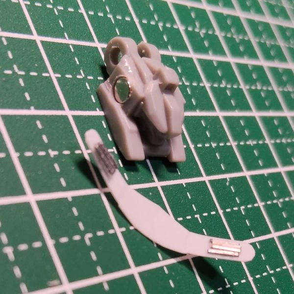 ヘッドにカスタム機っぽいバイザー追加して、コクピット作り直して、足にはスラスターほじって、ホバーの噴射部も追加して…っと。軍用プチモビルスーツ、やりすぎですかね？あとはアーティファクトのパラスのパーツの残りなどを出してミキシングを進めます。ニヤニヤ…（1枚目）
