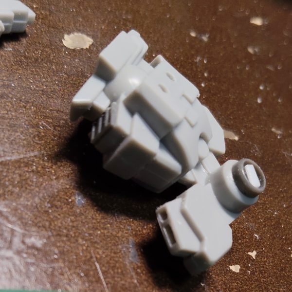 ヘッドにカスタム機っぽいバイザー追加して、コクピット作り直して、足にはスラスターほじって、ホバーの噴射部も追加して…っと。軍用プチモビルスーツ、やりすぎですかね？あとはアーティファクトのパラスのパーツの残りなどを出してミキシングを進めます。ニヤニヤ…（3枚目）