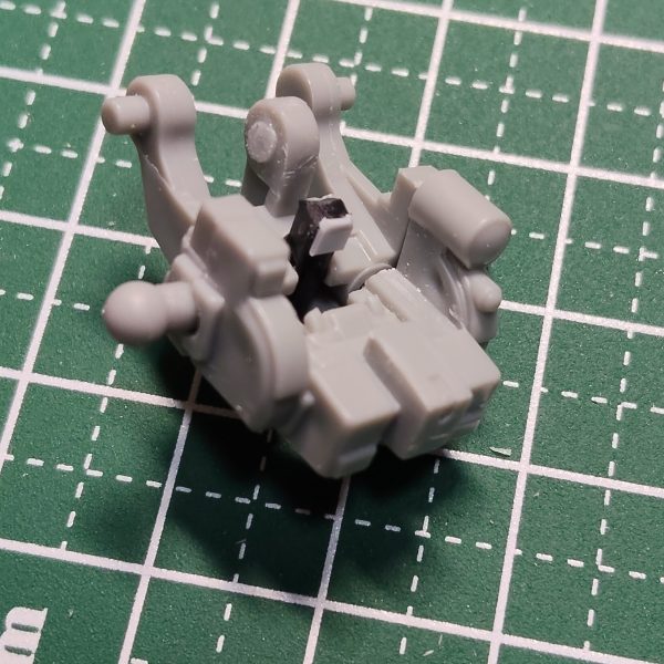 ヘッドにカスタム機っぽいバイザー追加して、コクピット作り直して、足にはスラスターほじって、ホバーの噴射部も追加して…っと。軍用プチモビルスーツ、やりすぎですかね？あとはアーティファクトのパラスのパーツの残りなどを出してミキシングを進めます。ニヤニヤ…（2枚目）