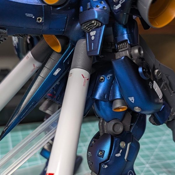 メタルパーツ取り付け完了肩やふくらはぎのアポジモーターとか眺めてニヤニヤしてしまう（1枚目）
