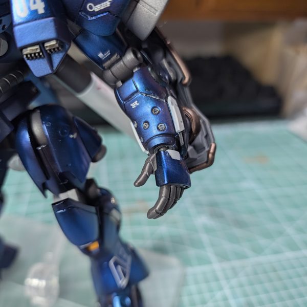 メタルパーツ取り付け完了肩やふくらはぎのアポジモーターとか眺めてニヤニヤしてしまう（3枚目）