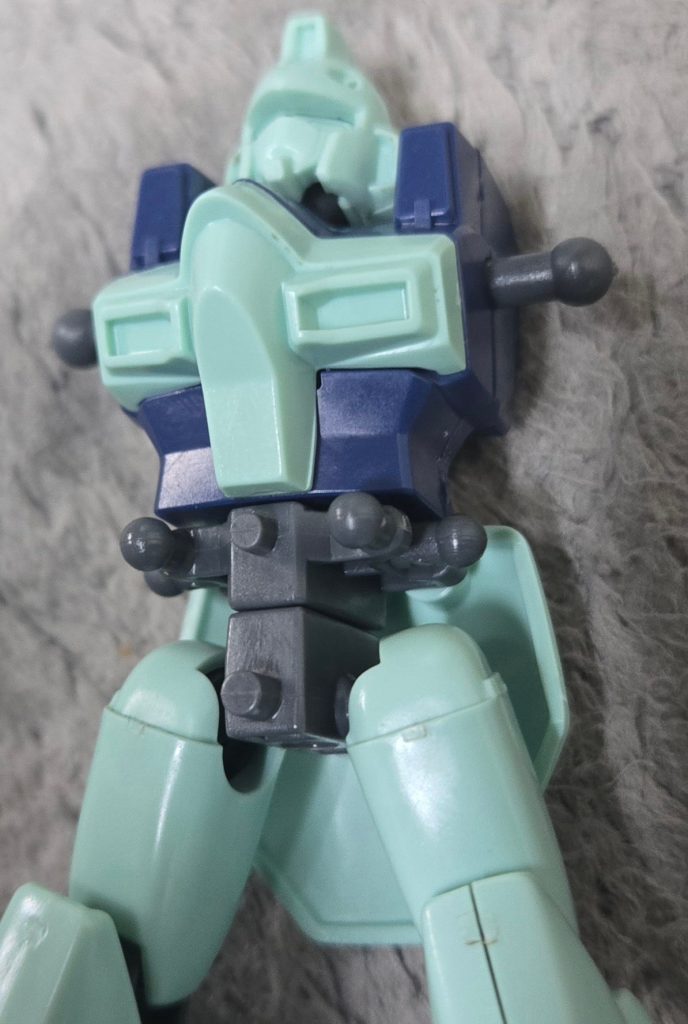 フロントスカートの接続方法がコレで、RGのνガンダムとかみたいな挟み込み方式ならポロリはないですが、脚部を上まで上げた際すぐ取れてしまいます。ここはHGでおなじみの股間パーツに横から差し込むボールジョイント方式に変更します。
