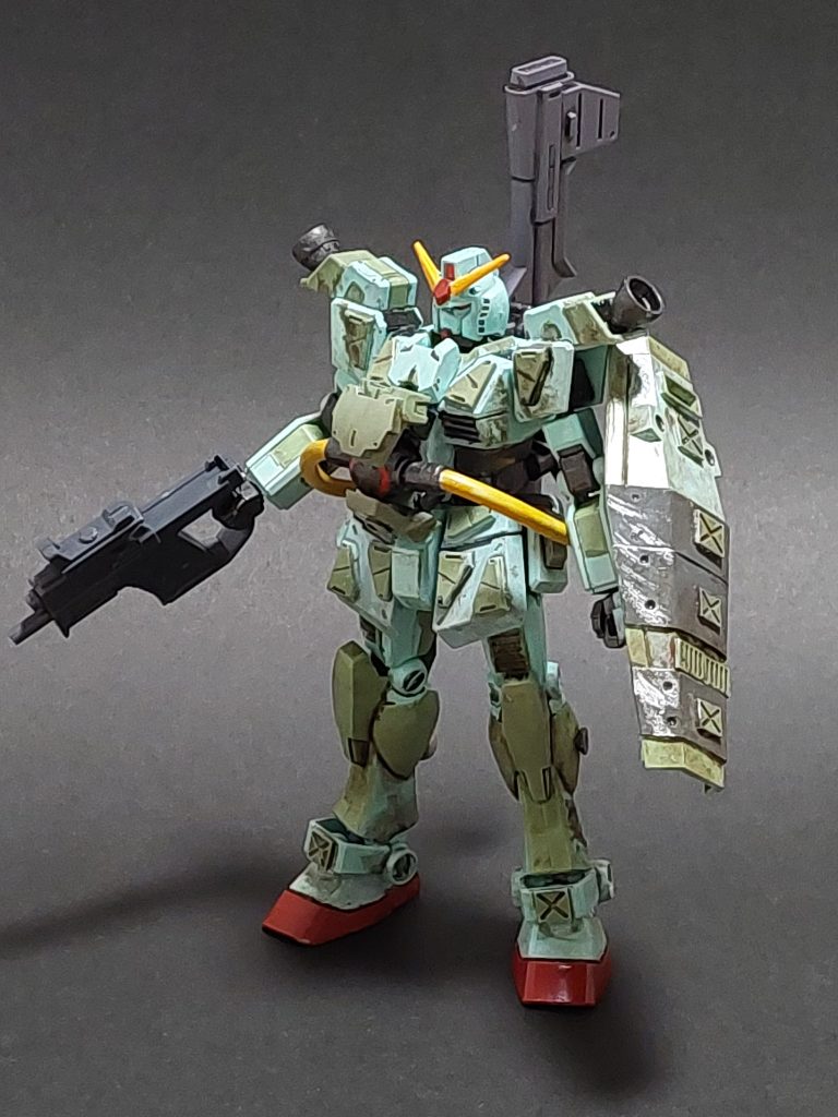 F-02　量産型ガンダム基本形態。見た目はまさしくガンダム。F-01の問題点だったフレームの脆弱性の解消には成功したが、今度は若干性能の低下を招いた。なおコクピットはまた外付けで胸部に突き出しているためビックリするほど命が安い。
