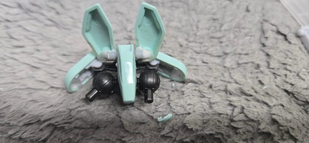 サイドスカートはGフレームのを切り刻んではめ込み、フロントスカートのジョイント部分は3mmプラ棒をホビーリューターで旋盤加工して作成。