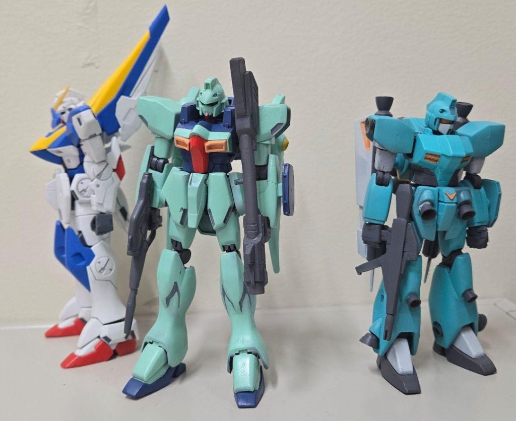 左からHGUC V2 ガンダム、ガンブラスター、ジャベリン