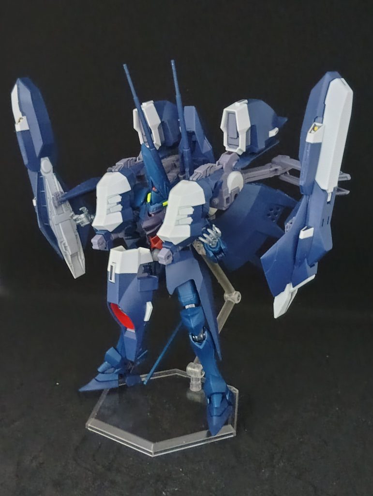 めっちゃカッコいい♪昔これをＺのハンブラビでやろうとしたら、AOZとのディテール差でしっくりこなさ過ぎて頓挫したんだけど、GQ版だと違和感なさすぎて怖いｗ弄ってるのは首パイプを蛍光グリーンに塗った（どう見ても蛍光イエローになったけど）のと、股間のアーマー外してアクアのポッド側にピンバイスしただけです。