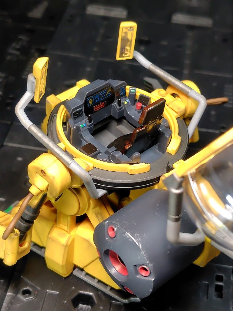 100均ディスプレイベース用のシールの組み合わせと各種マーカーで作った自慢のコクピット。シートも革っぽくして居住性を高めてあります(gundam-kao6)