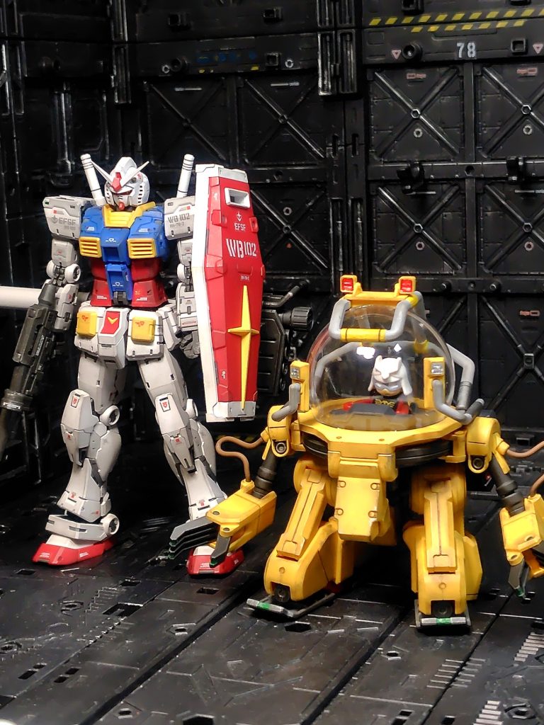 どこの家庭にもある1/144ガンダムと比較。思っていたよりずっと小さかったです。