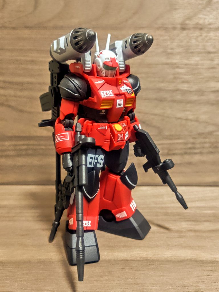 メイン装備は、やはりお気に入りのスプレーミサイルランチャーにしています。そして肩はノーマル。この後、重装備型は106号機で採用したジムのような肩のフォルムに変更されるようですが、それはまた別の話。ウルフさんはエースなのになんでテストパイロットをしてたんだと言う話ですが（笑）、「そこには何らかの物語が（笑）」こうやってスピンオフ作品って作られるんだろうな。キャラももっと深堀りしないとね。こういうオタクな発想、妄想が楽しいです。