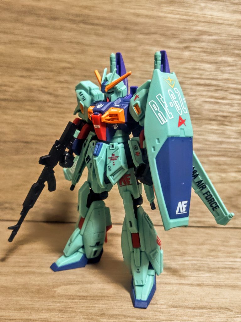 このキットを見たときから、どうやったってゼータに見えてしまいますからね。だとすると、私がイメージするのはゼータプラス。ゼータプラスと言えば、KARABAです（笑）。もうほとんどこのデカールを翼に貼るために作りました。なぜKARABAなのか、そこにどういうストーリーがあるのか、「わかりません（笑）」後付設定も思いつかない。