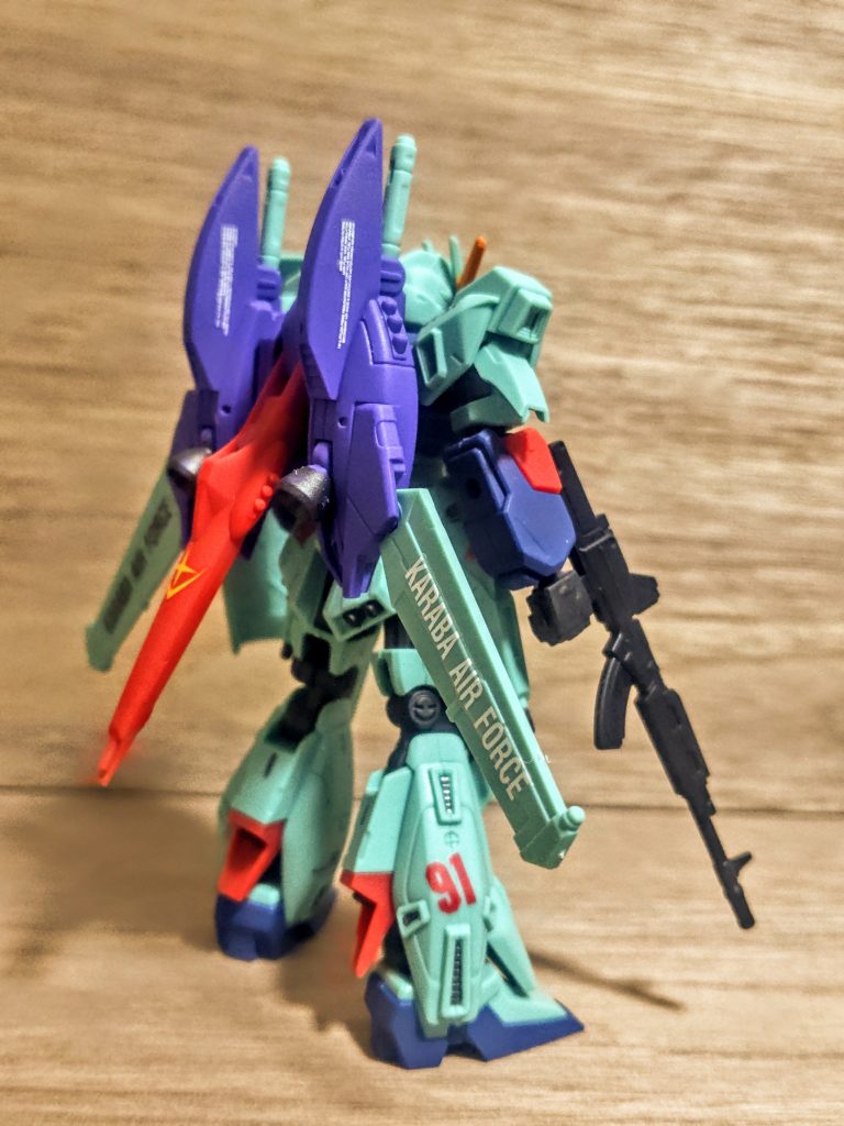良くできています、非常にシャープ。そしてマッシブでもあり、かつ繊細なフォルム、美しいキットですね。なかなか色分けも頑張ってくれています。そうですね、八割は素組みでOKでしょう。まぁ、このクラスのヒロイックな機体だと、全ての色味を再現するのは難しいですが。そこはガンキャノンとは違いますね（笑）。この機体といえば、のライフルに関しては私は黒一色に塗り替えました。ガンダムがAK持つのもどうかなと。