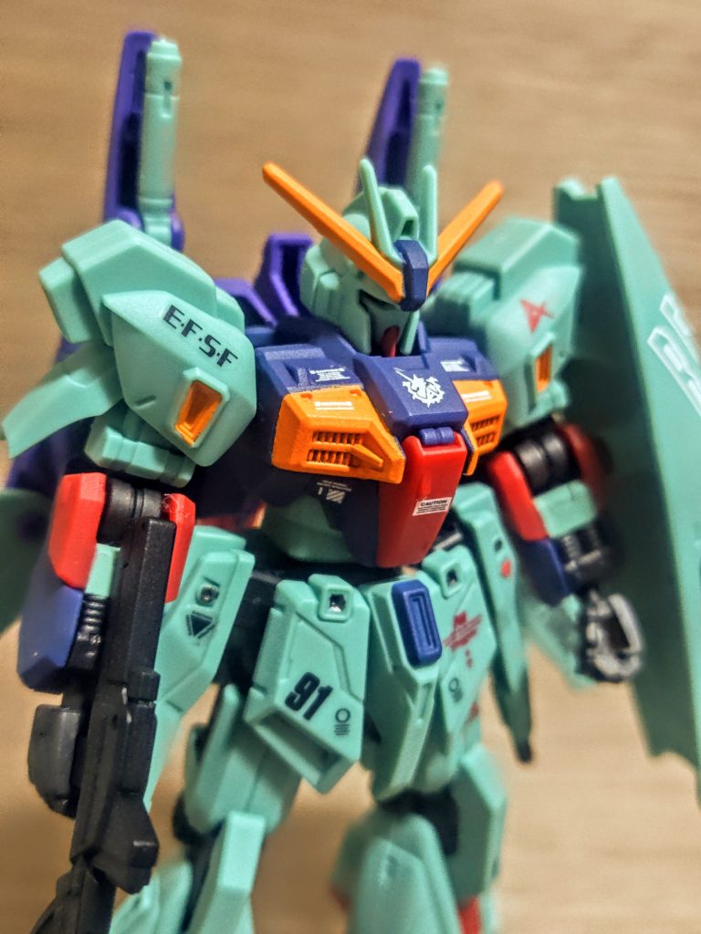 本当に良くできていますね。この弾は私はガンキャノンにしましたが、もちろんV2アサルトバスター派もおられるでしょうし、このリガズィカスタム派も。例えワンオフの機体でもたくさん作りたくなりますよね、わかります。このクオリティでガシガシ動いてくれるリガズィカスタムも珍しいですしね。あっ、まぁご存知とは思いますが、「ウチは素立ちブログだけど（笑）」それでも動かせられるキットがあってこそです、あえてそれを素立ちさせているというこだわり？（泣）。