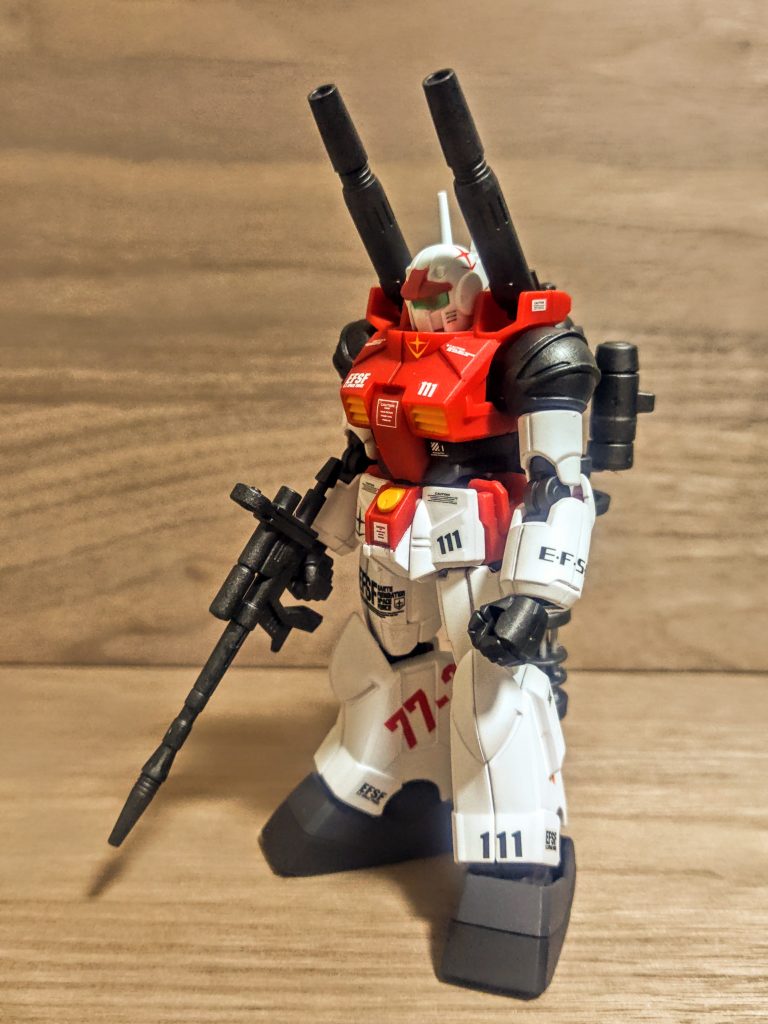 背中にバズーカではなくガトリングを背負っていた時ですね。ガンキャノンはGフレーム版で足が長く、ボリューミー、マッシブでスタイリッシュに仕上げられているので、このカラーでも何とかやれています。イケメンは何しても良いんです。しかし私が手を抜いたせいで上は赤、下は白。ジムのカラーで行こうと走り出しましたが、ここで更に足首下をいつも通りシックに攻めたジャーマングレーとセミグロスブラックゆえこんなイメージに。腰の左右に赤を残したのは唯一のナイスな判断でした。