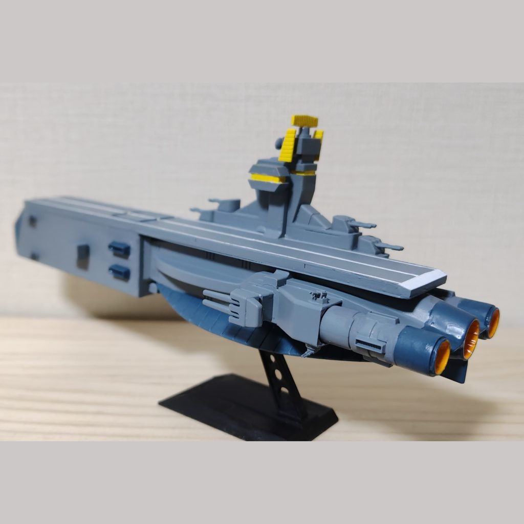 後方視界確保のため、艦橋後方のレーダー機器を艦橋上部に移設、さらに甲板管制室が増設された。左右の副艦橋は撤去され、主武装のメガ粒子砲を連装砲塔に収めて搭載した。重量増加に対応するため、メインエンジンはそのままに、サブエンジンが左右に増設されている。