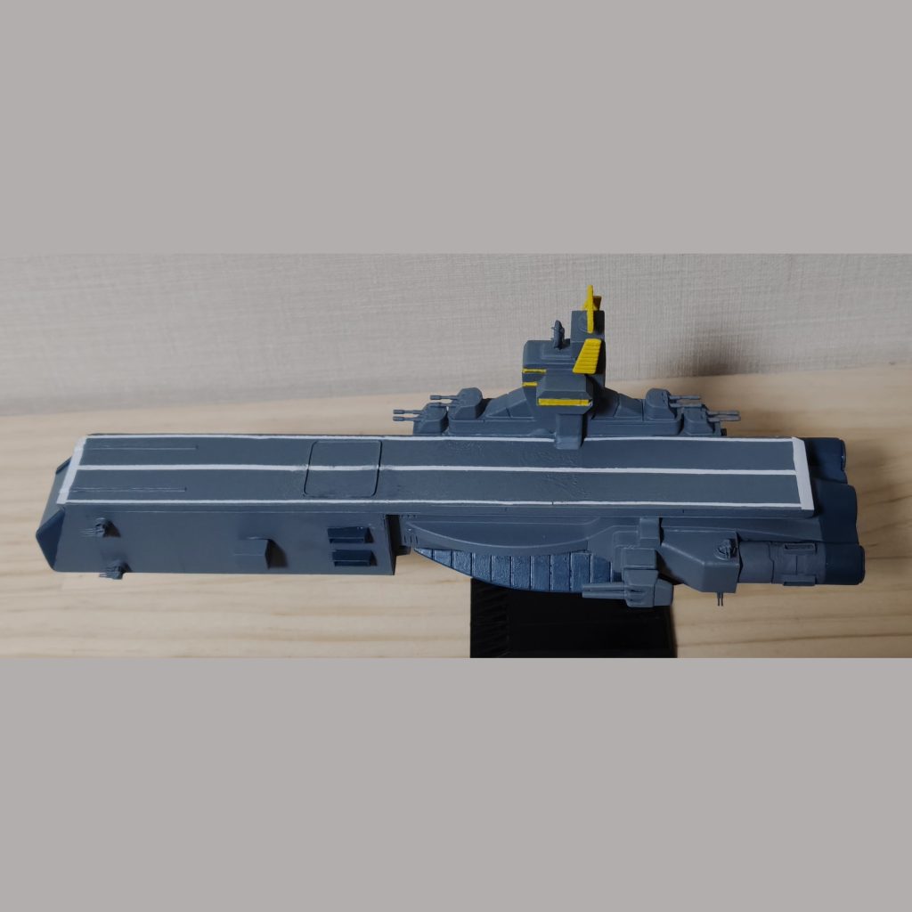 各部にあった連装砲は艦橋近くに集中された。ミサイルランチャーは格納庫左右に一基ずつ装備。また防御機銃が格納庫左右に四連装×ニ基、サブエンジン基部に連装×ニ基追加された。