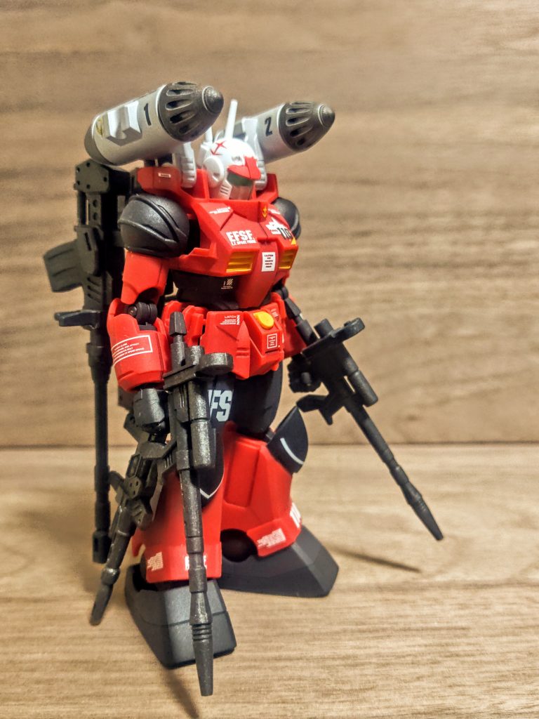 それを許さない元々狙っていたかのような美しいこちら、110番機です。プロトタイプカラーのオマージュという位置付けですが、なかなかですね。むしろ武器てんこ盛りでごちゃごちゃ感を加えた遊び心まで。これと同じように膝の黒塗装、これをもし、ジムカラー版に加えたとしたらどうだったんだろう。私の中では無しかな。それだとその部分だけが濃いくて目立ってしまう。足先で締めたいのに、膝に来てます、もう歳です、みたいになりそう。並べてみますね。
