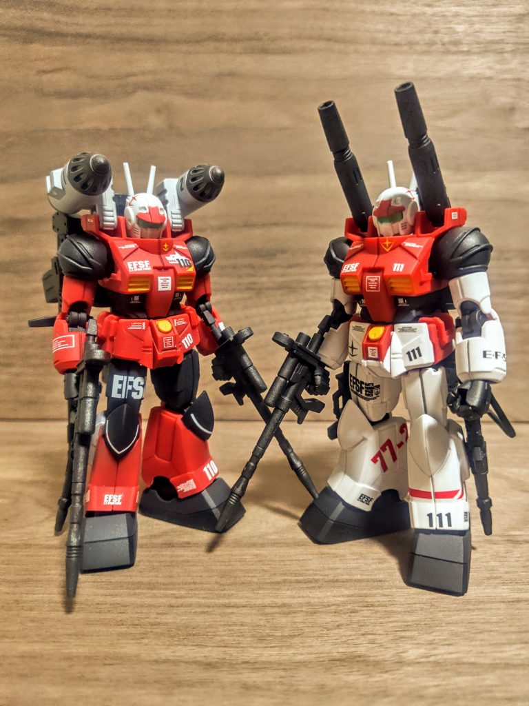 やっぱりそんな気がしますね。似たような武器てんこ盛り2機ですが、やはり赤という濃い口に黒の膝。今回は太腿もジャーマングレーですが、110番の方がその部分の価値は大きい。対して111番は、赤い帯が本当に効いてくれました、これで張り合える。何度も言いますが足を白と赤にすればもっと簡単に(笑)、もしくは白と黒とかでもオリジナルカラー感は出たかも。まぁ、元々入れていた右足の77-2を赤にしていましたが、これもらしさ演出の左右非対称感と、下半身に赤を加えるという事に対して価値ある一手でした。この角度限定ですが(笑)。それでは恒例の全部出しです、今回は色を中心に見ていきましょう。