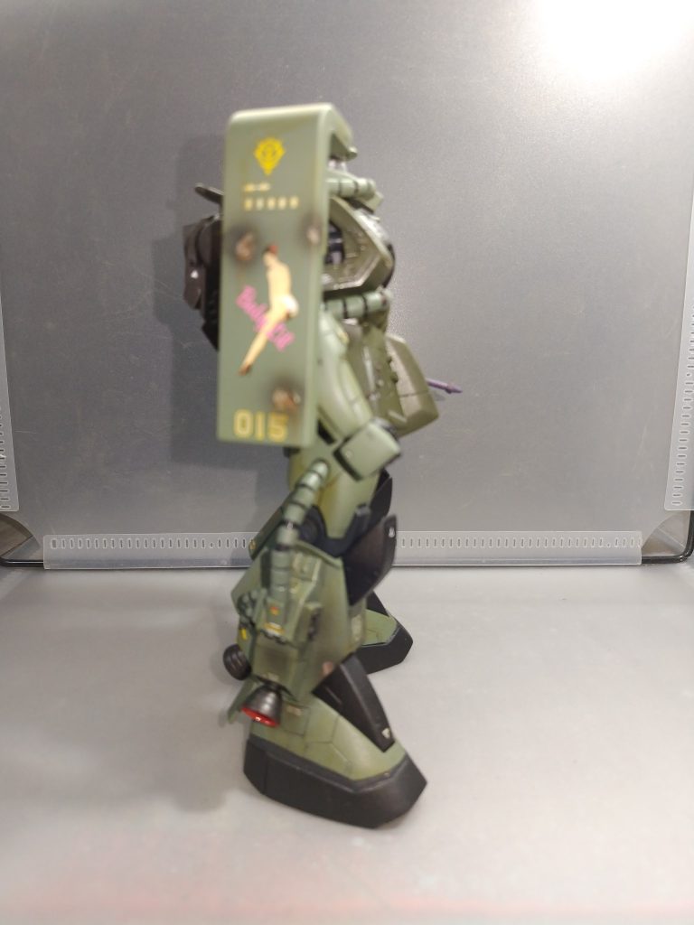 右部はぼやけて見づらいですが、シールドはお約束デカールも有りです。