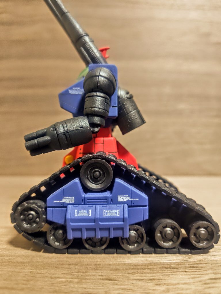 やはり特徴的なのはこの「アシ」ですよね。この戦車スタイルが本当初期のモビルスーツの試作機、試行錯誤していた感があって、非常に面白いです。形自体はアメリカのシャーマンのようですが、履帯そのものがこの角度と言うのが珍しいですね。これだと上部の転輪が凄まじい負荷のような気もしますが、まぁ、そこはアニメゆえOKということなのですかね。