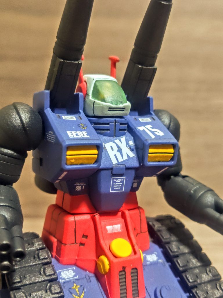 はい、今回もはちゃめちゃ貼りをしていますね（笑）、RX-75はレーシングカーか何かと勘違いしたんでしょうか。アグレッシブで私としてはなかなかお気に入りです（笑）。そうそう、アグレッシブと言えば各部に墨入れがされていますが、「ここまで私は下手じゃないです（笑）」これはもとから入っていました。当時としてはこのくらいのクオリティ、それで言うと、今のロボット魂は本当に素晴らしくフィニッシュラインが引き上げられましたね。