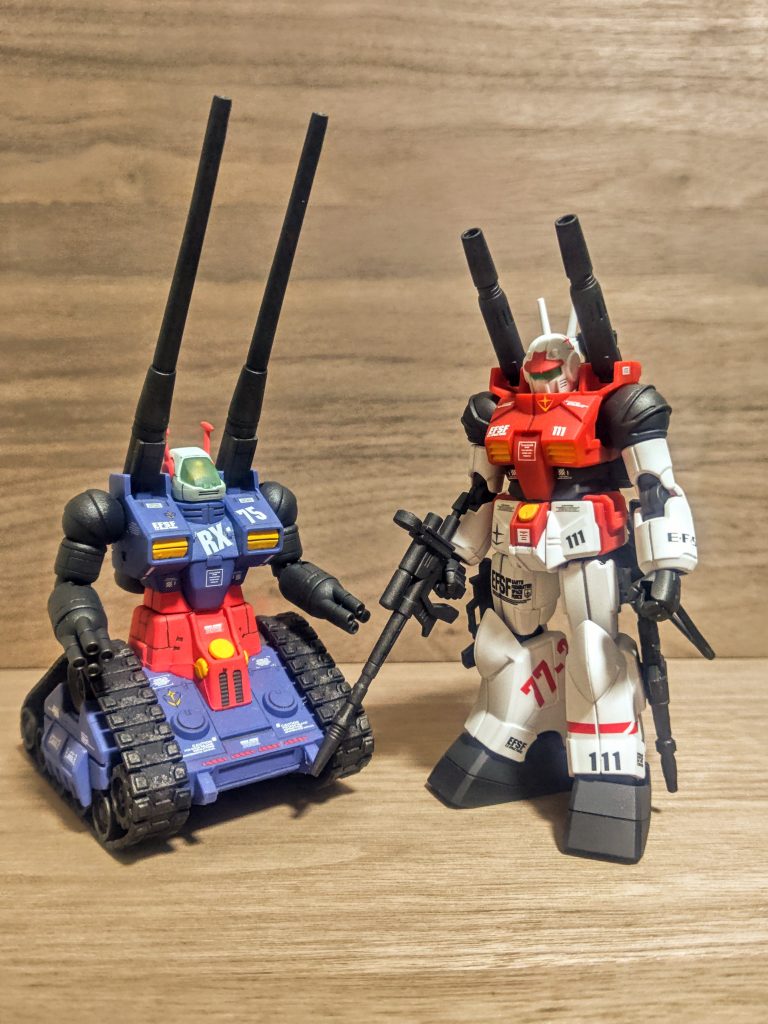 さぁ、並べてみましょう。Gフレームとの並びなのでどうでしょうか。ほんの少しだけ小さいのかな。共通と思われる肩の部分等、一回り小さく見えますね。ということは、まだガンタンクは大きくなりますか。しかしボディ部分や腰の部分を見比べると、むしろ大きすぎるようにも見えます。これはモビルスーツインアクションが、独特のフォルムにボディ形状をディフォルメしているからでしょう。GフレームはGフレームでかなりアレンジされてますしね。