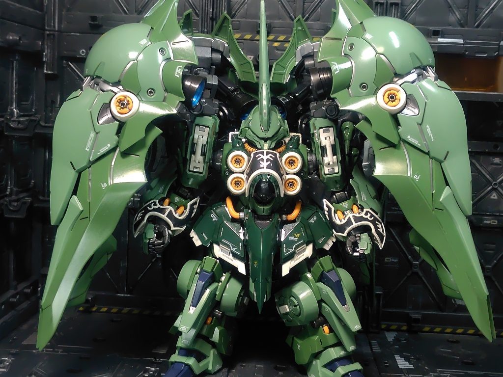 フレーム部分をガンメタルでランナー塗装。エングレービング部分をパールホワイト、スラスターをガンメタルとメタリックブルーで塗り分け。その他細かいところをマーカー塗装してますがMGSDは完璧すぎてやることないですね(zaku-kao4)