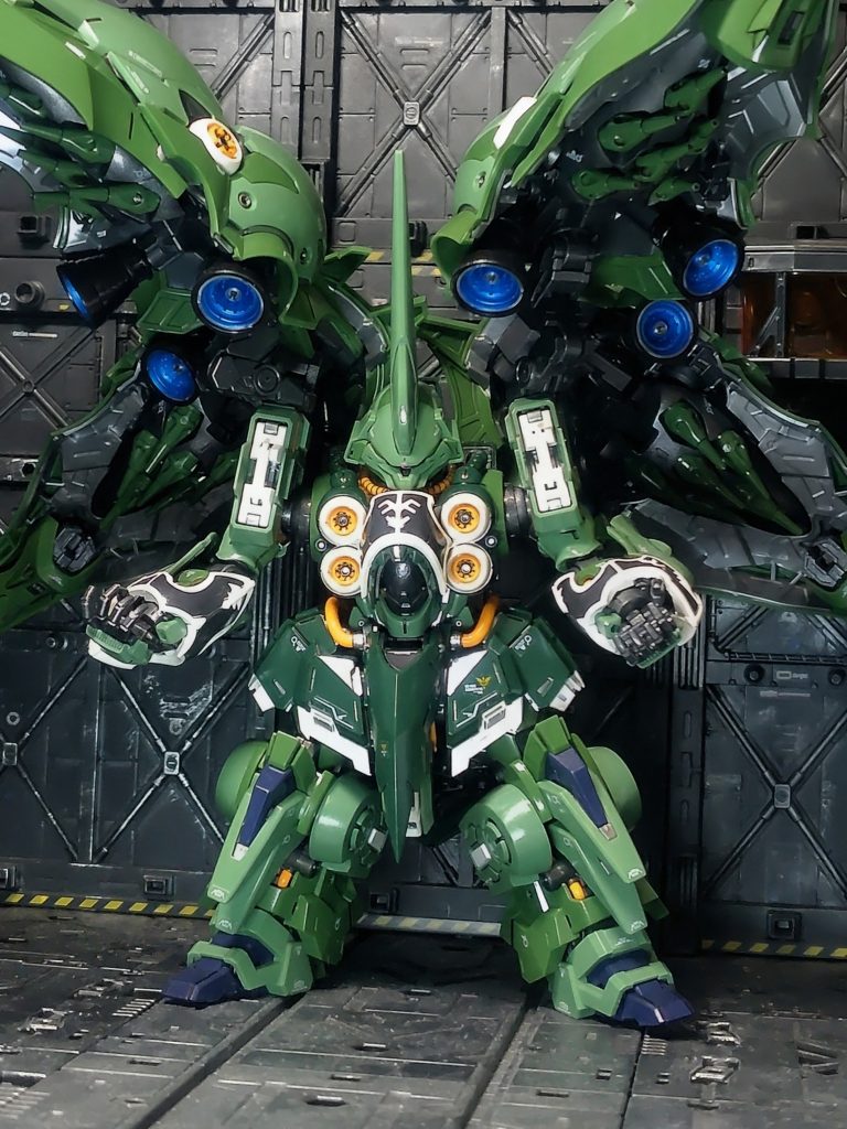 フレーム部分をランナー塗装したことで可動がギチギチになってしまい、バインダーを動かすのが怖いです(zaku-kao9)