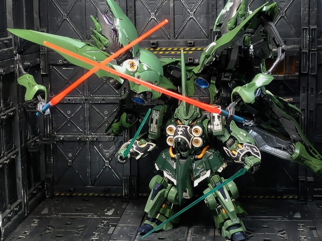 隠し腕を展開！バインダーはフレキシブルではあるんですが、その分ポージングが難しい(zaku-kao9)