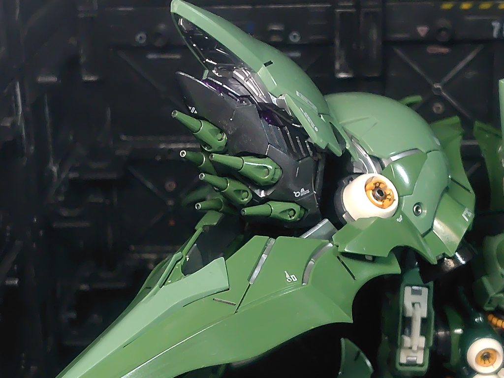 ファンネルコンテナなど、フレーム部分をガンメタルでランナー塗装したのがいい感じ(gundam-kao3)