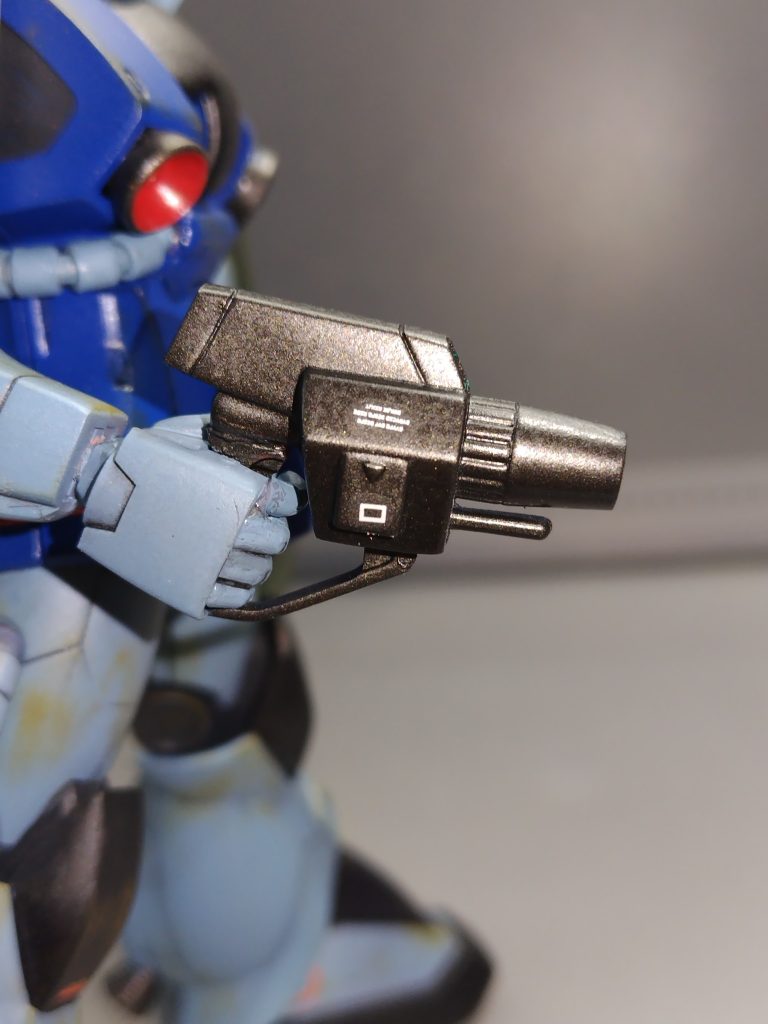カメラガンはレンズはクリアパーツで、グリップはザクマシンガンより流用しています。