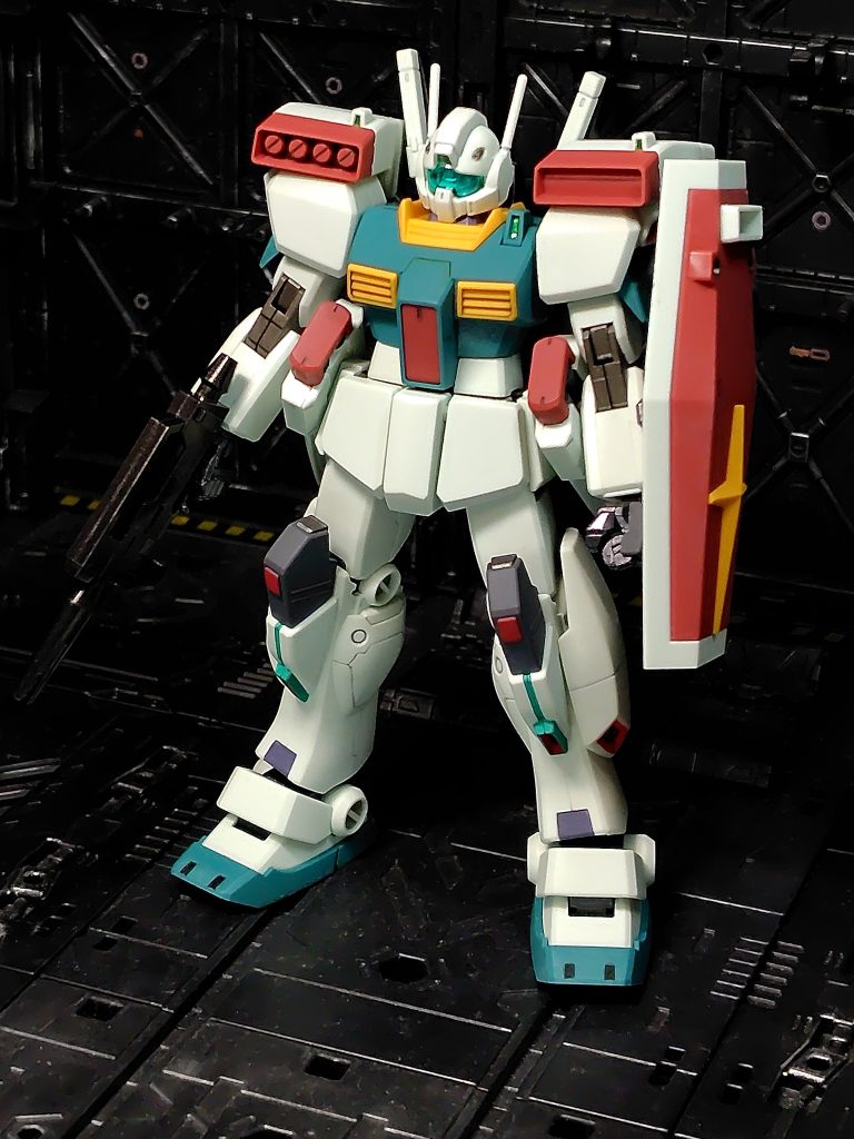 武装の多い強そうなジムですね。汚しもデカールも無しで合わせ目だけ消してシンプルに作りました。付属のシールはセンサー部分だけ使用。