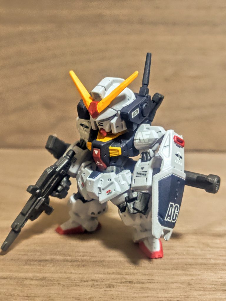 EGでνガンダムの良さを知るまでは、マークIIは私の中ではかなりお気に入りのガンダムでした。NT1も良いですし、鮮やかで美しいんですが、マークIIは少しグレーより。これがなかなかメカメカしくて良いんですよね。陸戦型も同じ路線で、この2つは本当に良いと思います。HGUCでもどちらも魅力的なキットのようで、いつかは作りたいモデルですね。