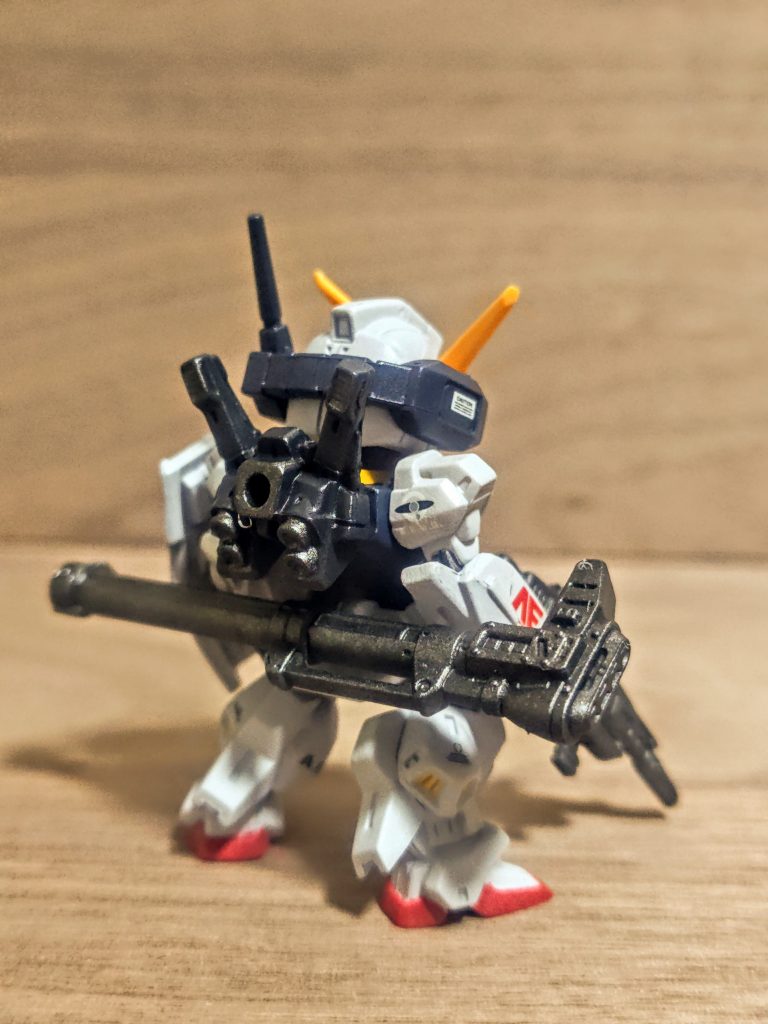 背中にGディフェンサーを付けたそうな穴はありますが、ここは忘れましょう。「持ってません(笑)」角度はちょっと違いますが、やはりバズーカはリアに付けておかないと。このフォルムになるとマークIIらしさが出ますね、バルカンポッドも必須で、このシールドもまた、たまりません。