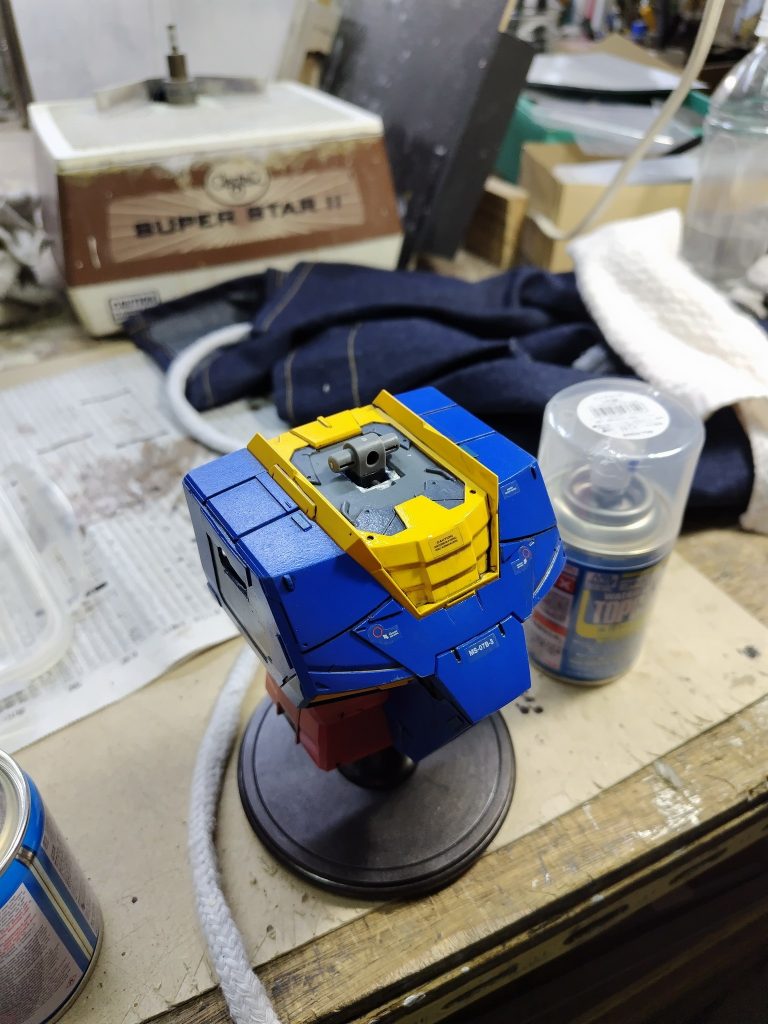 スタンド付けてトップコート中。首は接着でも良かったんですが肩関節用に買ったパーツが余ったので一応クリック感があるように止められる仕様。(ちょっとゆるい。)多少は雰囲気が良くなったんじゃないでしょうか。