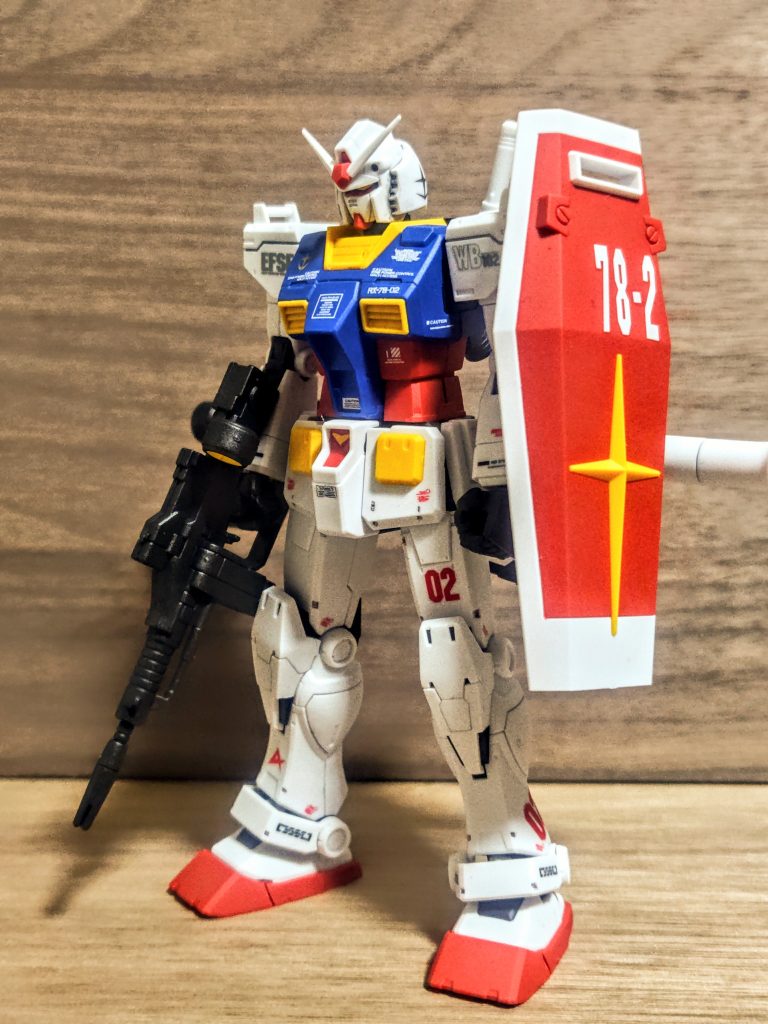 そして急に横入りしてきたこのキット、オリジン版の初代ガンダムです。セールされていたんですが、これがまた、凄まじいキットでした。作品が嫌いでも、ガンダムはガンダムですからね、ここは素直に認めましょう。この豊かなモールド、細かく立体感ある造形、そしてバランスの良いスタイリング、「これがRX-78-2の傑作キットです」圧倒的な美しさ。組み立てもスムーズで簡単、こんなもん、RGが来るまではこれが最高傑作だったでしょう。