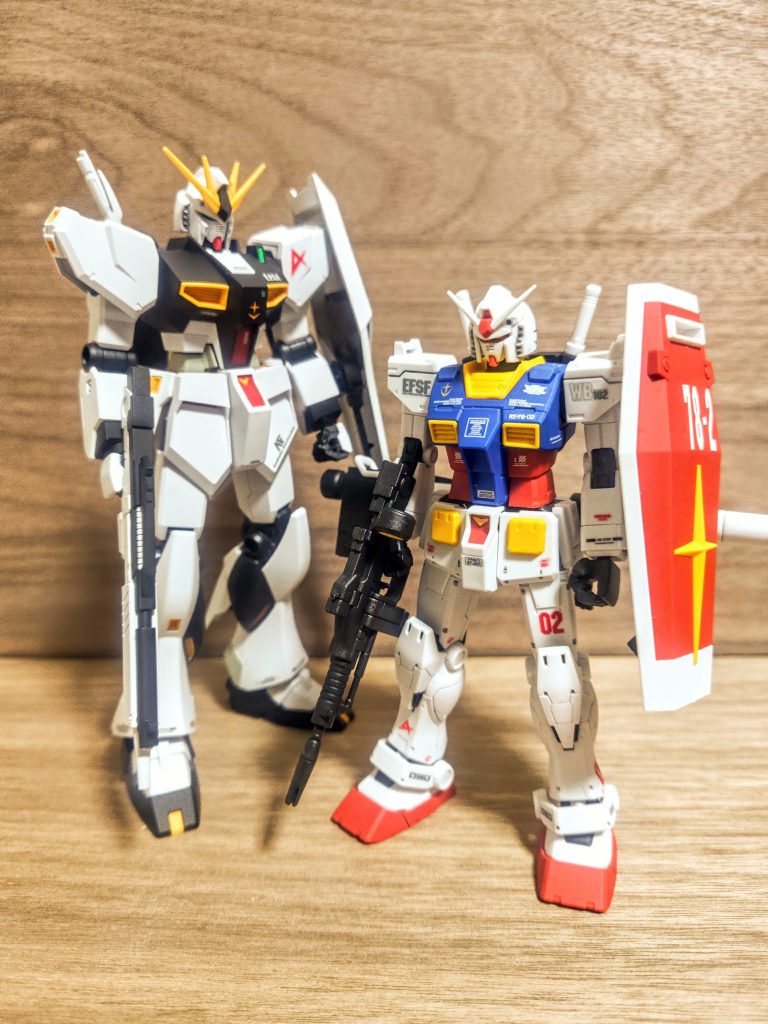 それでは一応、νガンダムと。今回は一番シンプルな黒を隣にしました。このνガンダムはシンプル系なのでウチのラインナップでもかなりEG感があります。こうして並べるとやはりHGUC系、そしてその中でもこのジ・オリジン系は本当に凄まじいクオリティだと再確認させられますね。Gフレームのガンキャノン達と並べようかと思いましたが、やはりサイズが違うので今回は泣く泣く諦め。まぁ仕方ないですかね(笑)。