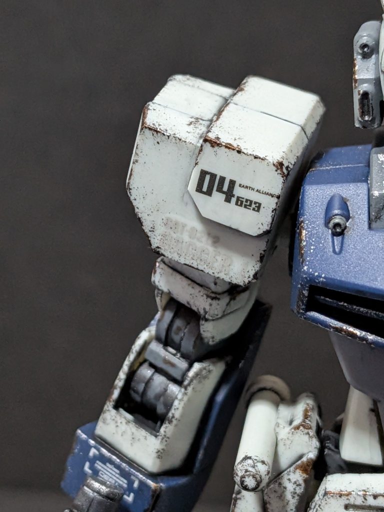 肩アーマー下のダガーLのデカールはプレバンの拡張セットに付属していたデカールです。