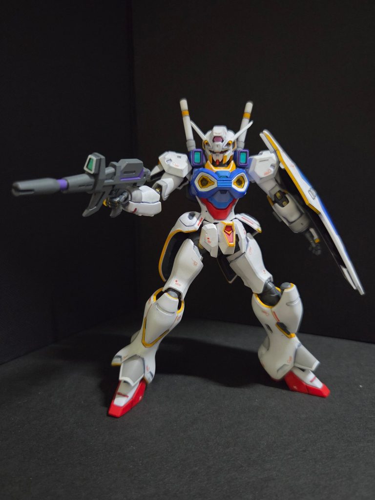 そのまんま組むと頭部がかなり大きかったので削り込みましたがまだ大きめです。全体的に女性的な線の細いガンダムな印象ですね。