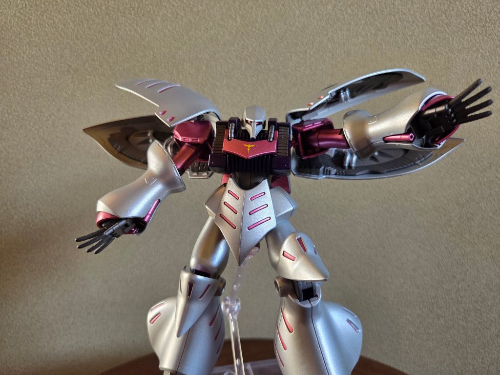 先月にBS12にてガンダム特集が放送されて、急にZガンダムに登場する機体が組みたいと思い、家に積んであったキュベレイにしました。