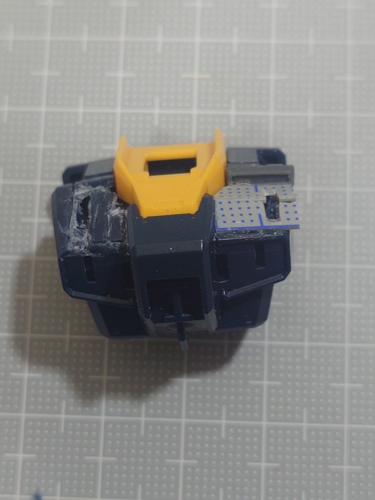 鎖骨ダクトが一番のこだわり。肩の上に出っ張ってるのが嫌だったので、胸上部を削って市販パーツで再現しました。