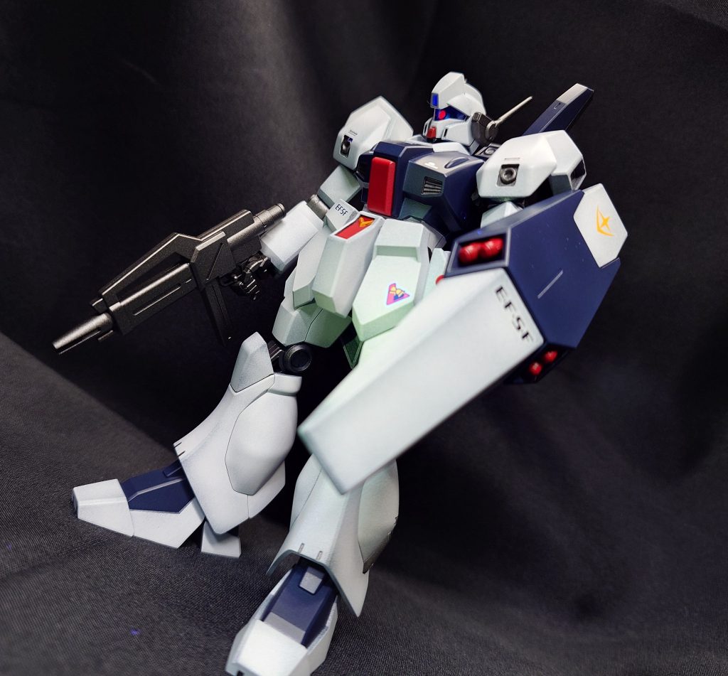そしてビコーンシステム搭載です。ジェガンはバイザーの下にモノアイが隠れています(zaku-kao2)