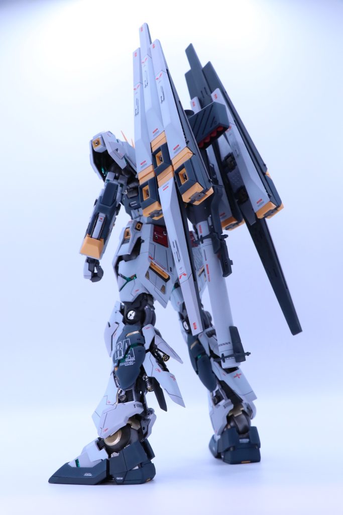 ダブルフィンファンネル仕様にしつつ取り付け方を工夫してみました。パーツを取り替えればビームサーベル仕様にも戻せます。