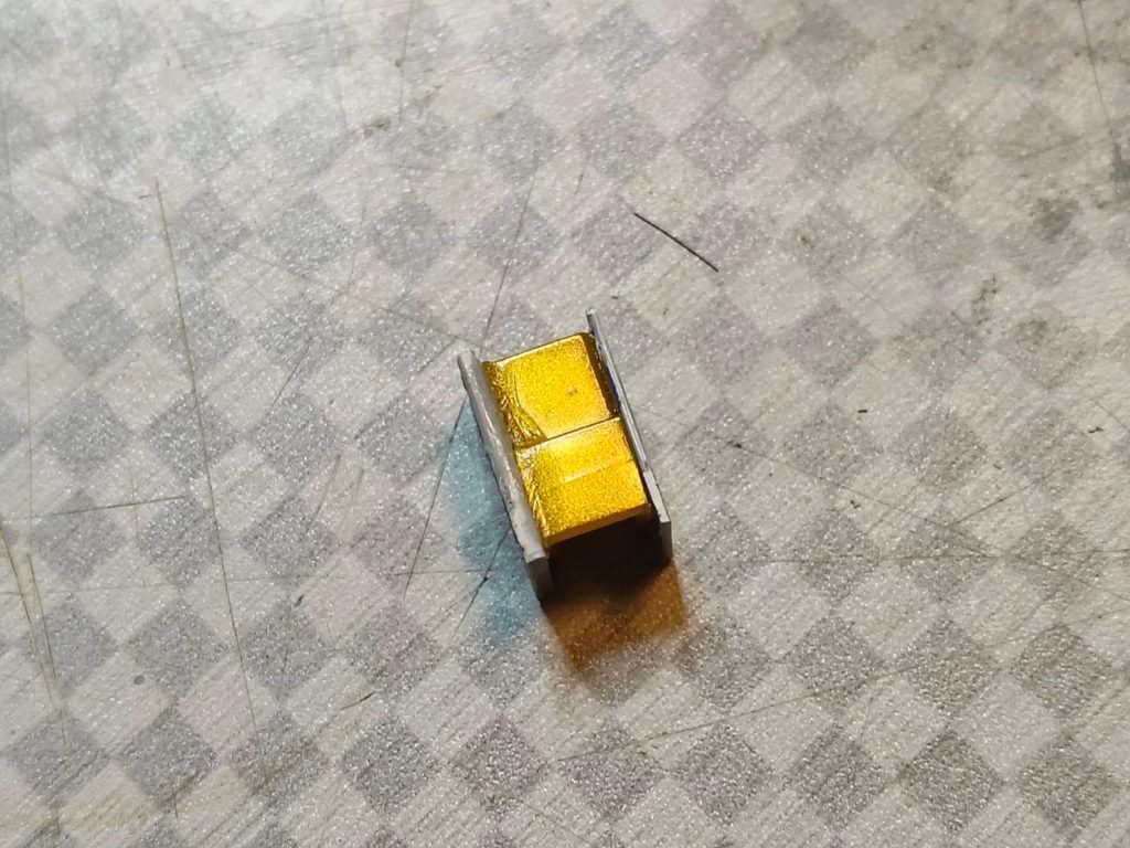 上腕がありえん細いので、左右にプラ板を張って幅増し。内1mm、外0.5mmでやってみました。反対にヒジが非常に幅広なので、限界まで削り込んで薄くします。光で透かしながら穴が開く寸前まで攻めて、左右で2mm近く薄く出来ました。&nbsp;&nbsp;