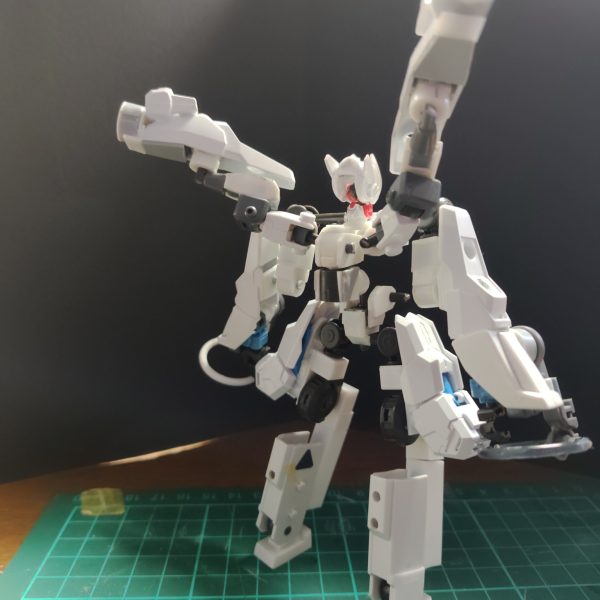 少し前弟に「この機体どお?」って聞いたんですよ。そしたら「ガンダムぽくない」と。もちろん最初からガンダムに寄せるつもりはなく、グシオンのような(設定上はガンダムと言える)を目指していたから当然の回答でした。ただ、言葉にされると不思議なもので「ガンダム2次創作の主役機としてはガンダムに寄せるべきか?」と、考え直し修整しました。今回の修整点は主に異形さを醸し出していた頭と足の変更。頭はバエル、f91、エクシア。足はプラ角棒とプラ板から。足を変えたことで飛行形態を考え直す必要ありです。その他では、前腕の円状ユニット(グラビティカルアンテナの一種)とバックパックの採用です。完成まだ先なのに全身のポリキャップが緩くなってやりにくい、、、 (2枚目)
