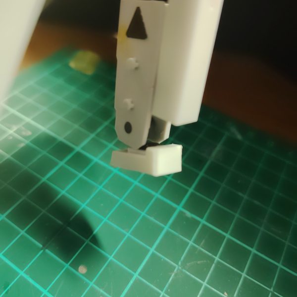 少し前弟に「この機体どお?」って聞いたんですよ。そしたら「ガンダムぽくない」と。もちろん最初からガンダムに寄せるつもりはなく、グシオンのような(設定上はガンダムと言える)を目指していたから当然の回答でした。ただ、言葉にされると不思議なもので「ガンダム2次創作の主役機としてはガンダムに寄せるべきか?」と、考え直し修整しました。今回の修整点は主に異形さを醸し出していた頭と足の変更。頭はバエル、f91、エクシア。足はプラ角棒とプラ板から。足を変えたことで飛行形態を考え直す必要ありです。その他では、前腕の円状ユニット(グラビティカルアンテナの一種)とバックパックの採用です。完成まだ先なのに全身のポリキャップが緩くなってやりにくい、、、 (5枚目)